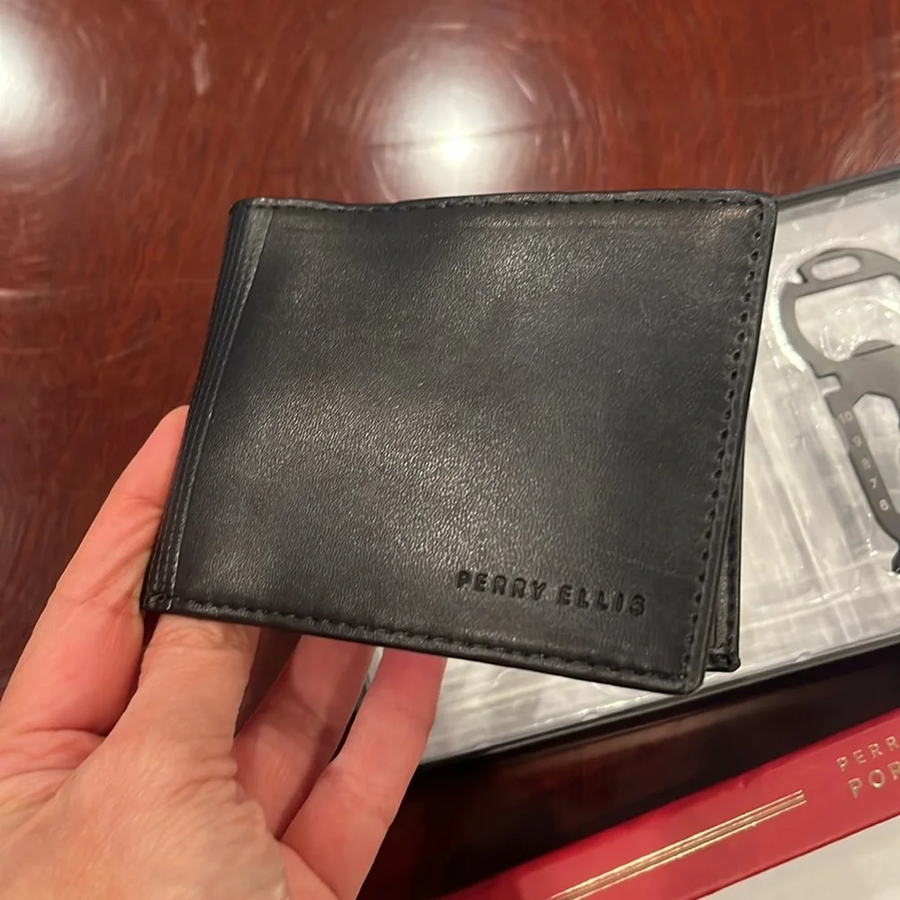Perry Ellis Pitfolio leather Bifold with keychain tool